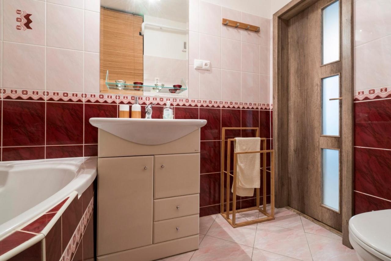 Stylish Centrally Located 1Br Apartment With Parking Bratislava Exteriör bild
